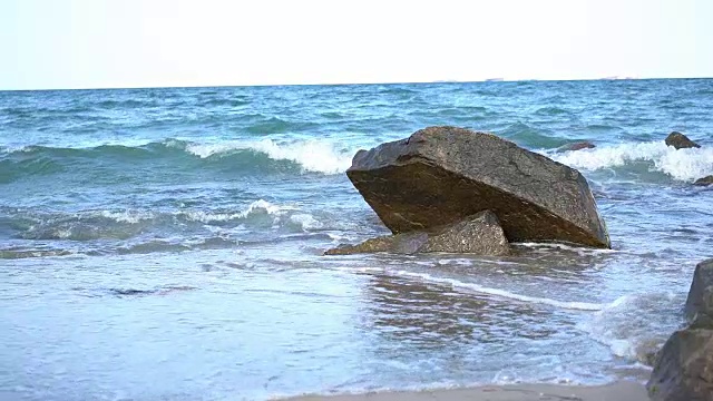 岩石海中的波浪视频素材