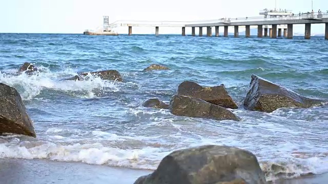 岩石海中的波浪视频素材