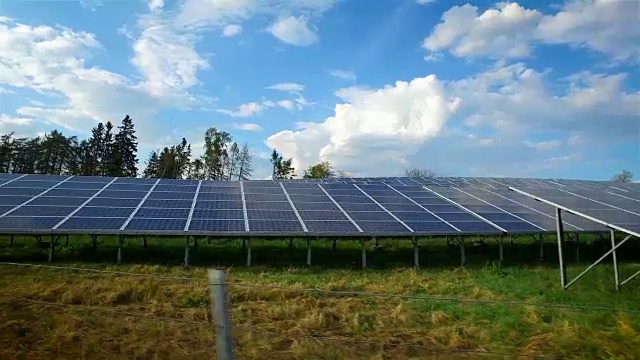 可再生能源:现代太阳能电池板和风力涡轮机视频素材