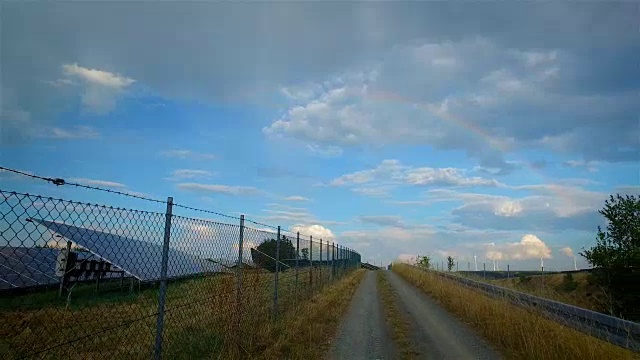 可再生能源:现代太阳能电池板和风力涡轮机视频素材