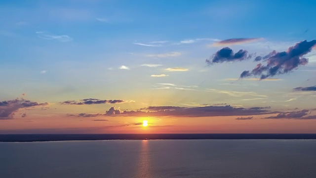 夕阳背景下的水面。四轴飞行器拍摄，延时视频素材