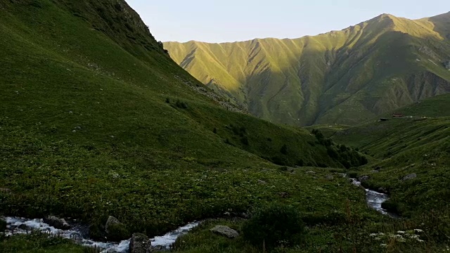 格鲁吉亚高加索山脉附近的朱塔村。视频素材