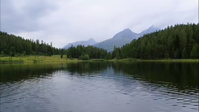 在瑞士的斯塔兹高山湖游泳的人们的时间圈视频素材