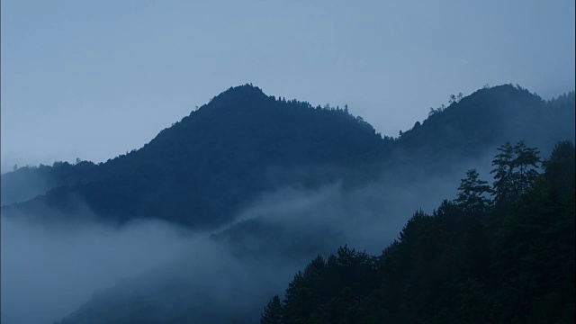 有雾的山地景观视频素材