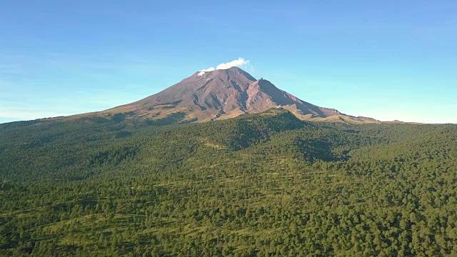 森林之上的火山视频素材