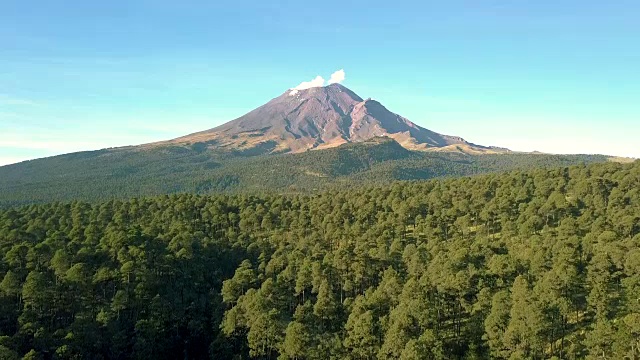 森林之上的火山视频素材