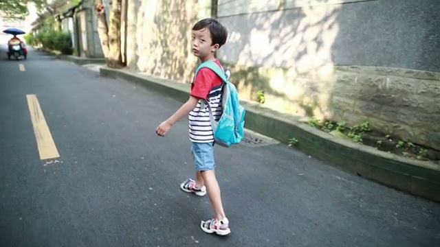回到学校视频素材画面1
