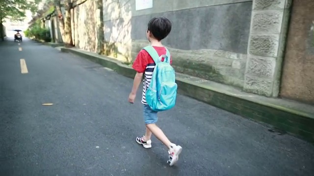 回到学校视频素材画面2