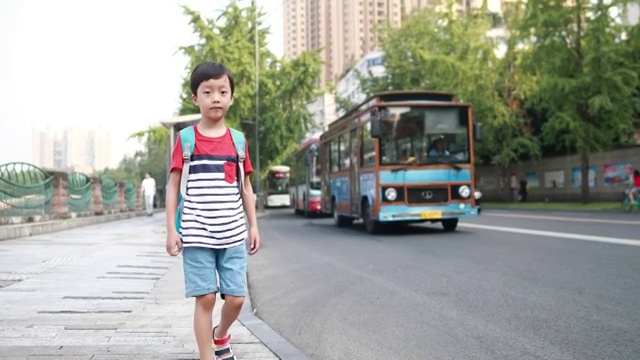 回到学校视频素材画面1