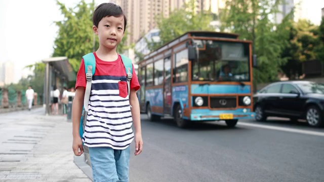 回到学校视频素材画面2