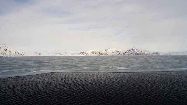 冰冻的北冰洋和白雪覆盖的山脉在背景中视频素材