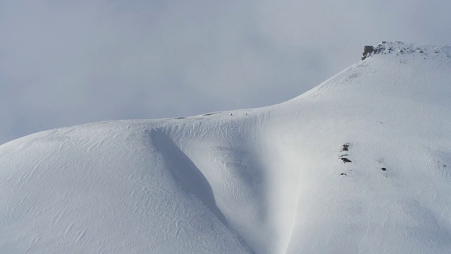 在斯瓦尔巴群岛积雪覆盖的山脉上滑雪视频素材