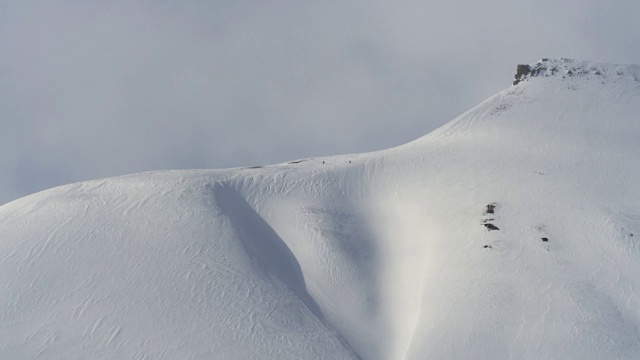 在斯瓦尔巴特群岛积雪覆盖的山脉上滑雪视频素材