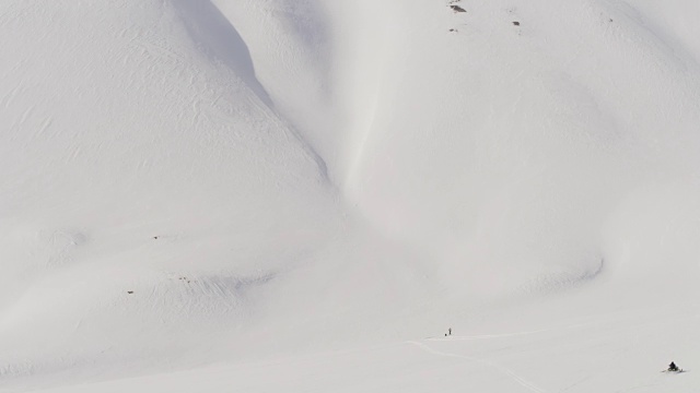 斯瓦尔巴特群岛上白雪覆盖的山谷视频素材