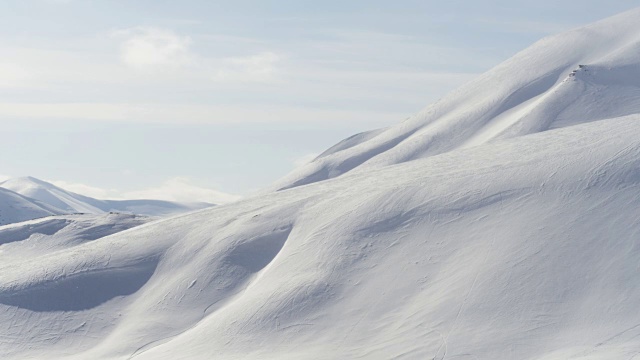 斯瓦尔巴特群岛积雪覆盖的山脉视频素材