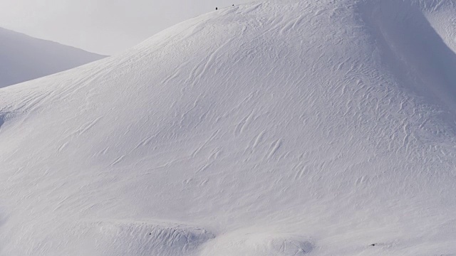 斯瓦尔巴特群岛积雪覆盖的山脉视频素材