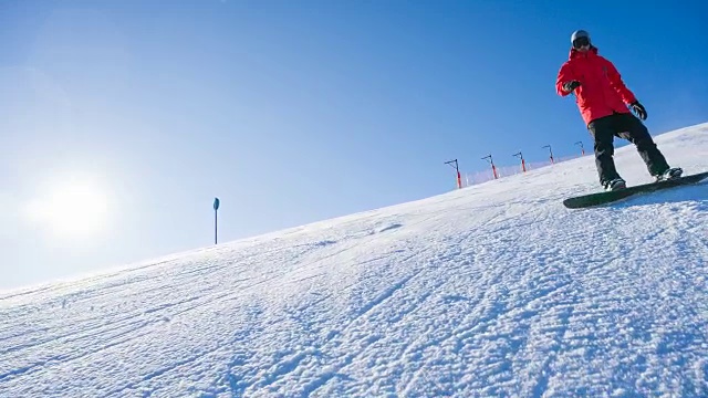 在滑雪坡上滑雪视频素材