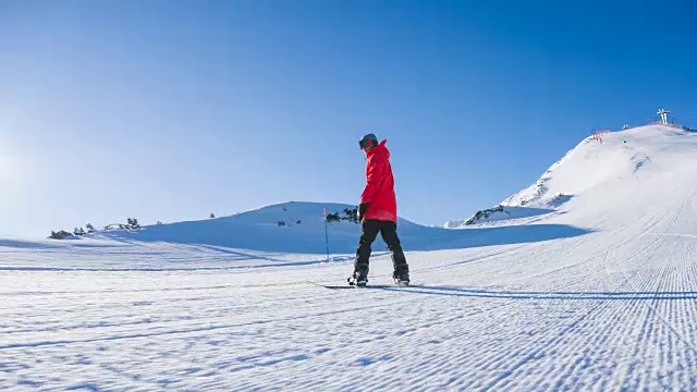 在滑雪胜地的斜坡上滑雪视频素材