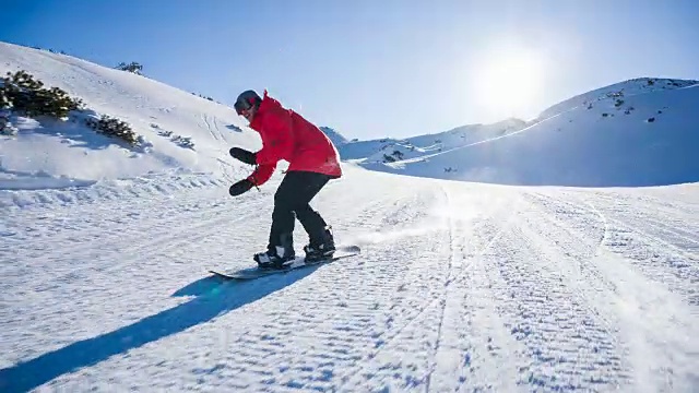 滑雪者在寒假玩得很开心视频素材