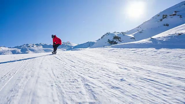 滑雪运动员下坡时，为了获得更快的速度而蹲伏视频素材