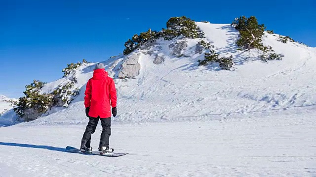 在一个阳光明媚的冬日滑雪视频素材