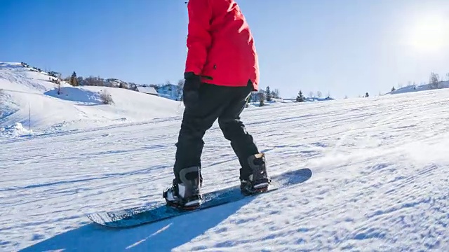 滑雪运动员在斜坡上滑行时很好玩视频素材