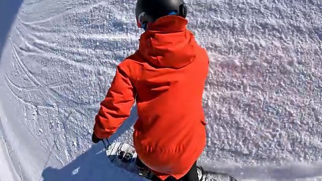 用单板从滑雪坡上滑下来，转个弯视频素材