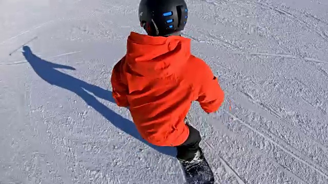 滑雪板在滑雪坡上滑行视频素材