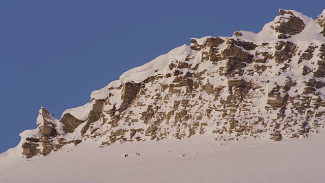 斯匹次卑尔根群岛，白雪覆盖的山脉和蓝天视频素材