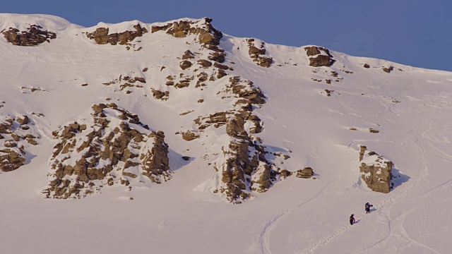 滑雪板爱好者在斯瓦尔巴群岛登山视频素材