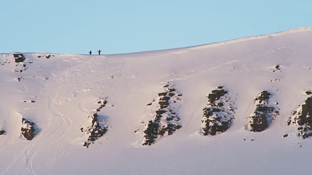 滑雪板爱好者在斯瓦尔巴群岛登山视频素材