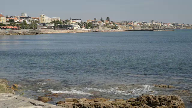 在里斯本以西25公里的度假小镇Estoril，海浪拍打着海湾视频素材