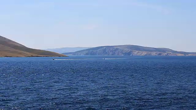 两船载山浮海视频素材