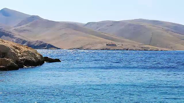 海面上漂浮着小船，岛上有灯塔视频素材