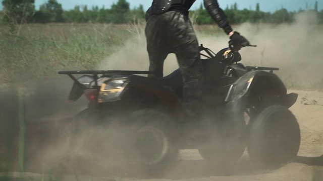 少年在田野里骑ATV视频素材画面3