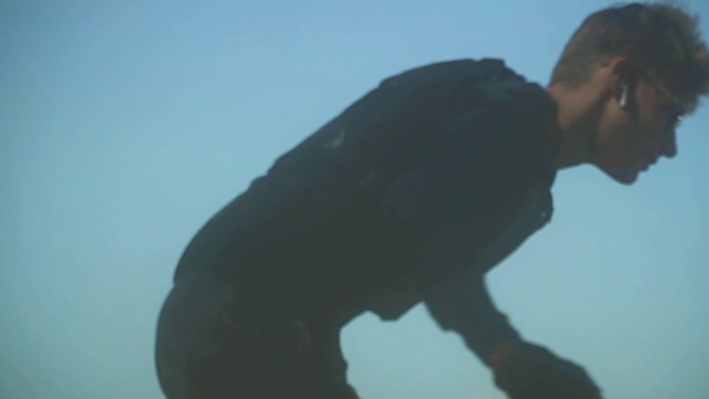 少年在田野里骑ATV视频素材画面1