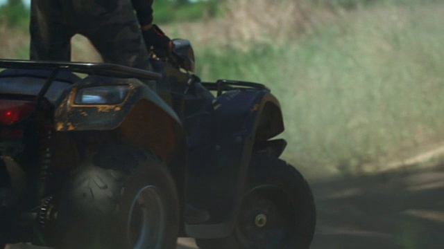 少年在田野里骑ATV视频素材画面3