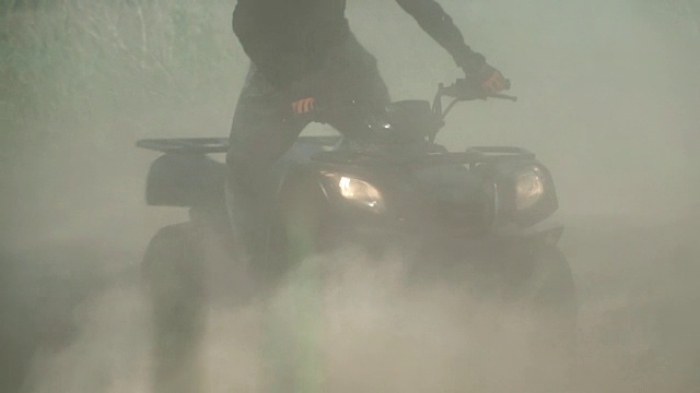 少年在田野里骑ATV视频素材画面1