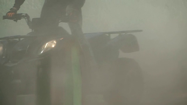 少年在田野里骑ATV视频素材画面2