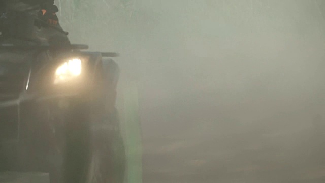 少年在田野里骑ATV视频素材画面3
