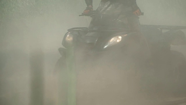 少年在田野里骑ATV视频素材画面4