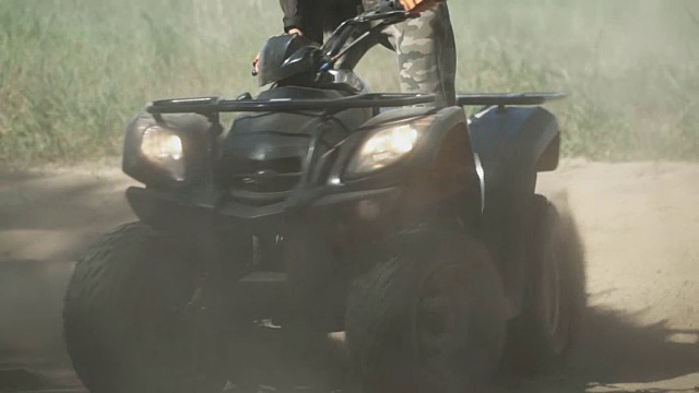 少年在田野里骑ATV视频素材画面2
