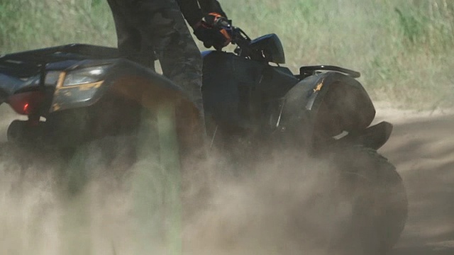 少年在田野里骑ATV视频素材画面4