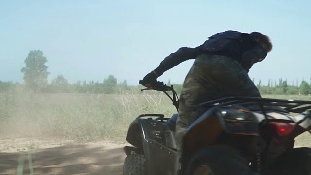 少年在田野里骑ATV视频素材画面1