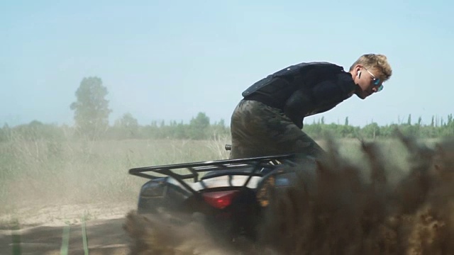 少年在田野里骑ATV视频素材画面2