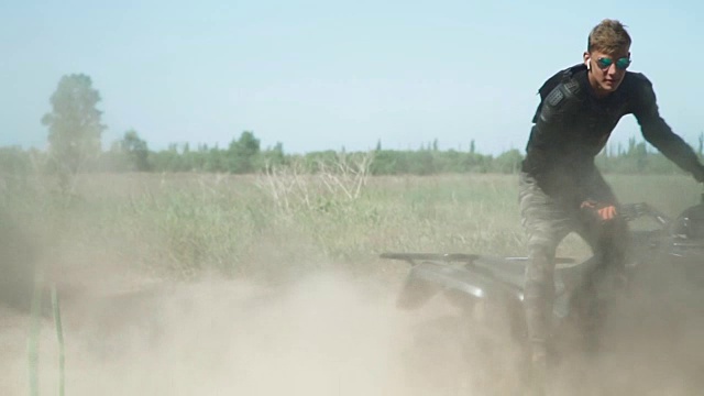 少年在田野里骑ATV视频素材画面3