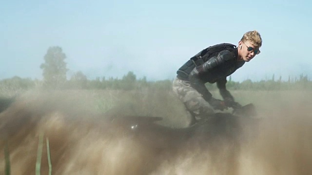 少年在田野里骑ATV视频素材画面4