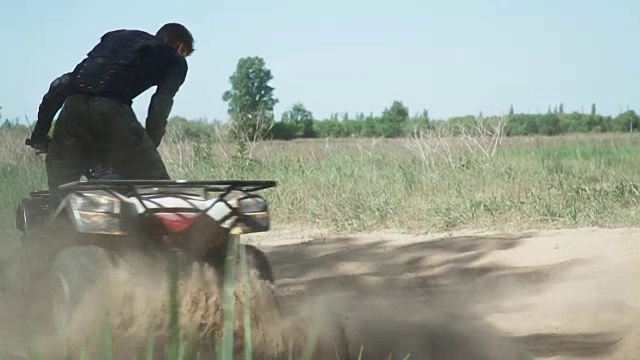 少年在田野里骑ATV视频素材画面2