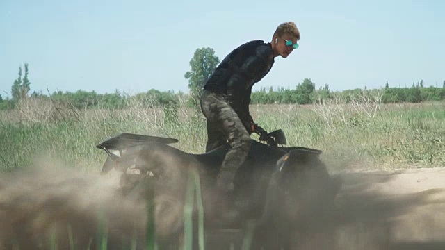 少年在田野里骑ATV视频素材画面3