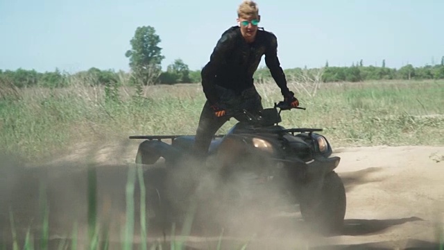 少年在田野里骑ATV视频素材画面4